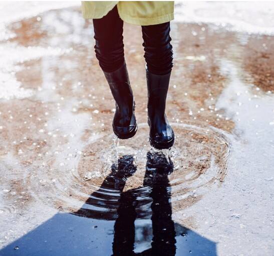 ਬਰਸਾਤ ਵਿੱਚ ਮਹਿੰਗੇ ਜਾਂ ਲੈਦਰ ਦੇ ਜੁੱਤੇ ਪਾ ਕੇ ਬਾਹਰ ਨਿਕਲਣਾ ਠੀਕ ਨਹੀਂ। ਮੀਂਹ ਵਿੱਚ ਲੈਦਰ ਦੇ ਜੁੱਤੇ ਭਿੱਜ ਜਾਣ ਕਾਰਨ ਖਰਾਬ ਹੋ ਸਕਦੇ ਹਨ। ਇਸ ਮੌਸਮ ਵਿੱਚ ਹਮੇਸ਼ਾ ਵਾਟਰ ਪ੍ਰੂਫ ਜਾਂ ਰਬੜ ਦੇ ਜੁੱਤੇ ਹੀ ਪਾਹੋ, ਤਾਂ ਜੋ ਪੈਰ ਸੁੱਕੇ ਰਹਿਣ ਅਤੇ ਜੁੱਤੇ ਲੰਬਾ ਚੱਲਣ।