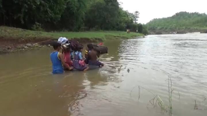 पालघर जिल्ह्यातील विद्यार्थ्यांचा असाच धोकादायक, जीवघेणा प्रवास व्हिडिओतून समोर आलाय. येथील एका नदीवर पूल नसल्याने विक्रमगडच्या म्हसे गावातील विद्यार्थी पावसाळ्यात धोकादायक प्रवास करत आहेत.