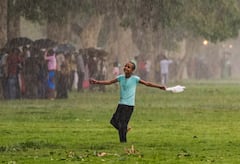 Kolkata Weather Update: ফের মেঘলা আকাশ, ভারী বৃষ্টির সম্ভাবনা! আগামীকাল থেকেই বদলে যাবে কলকাতার আবহাওয়া