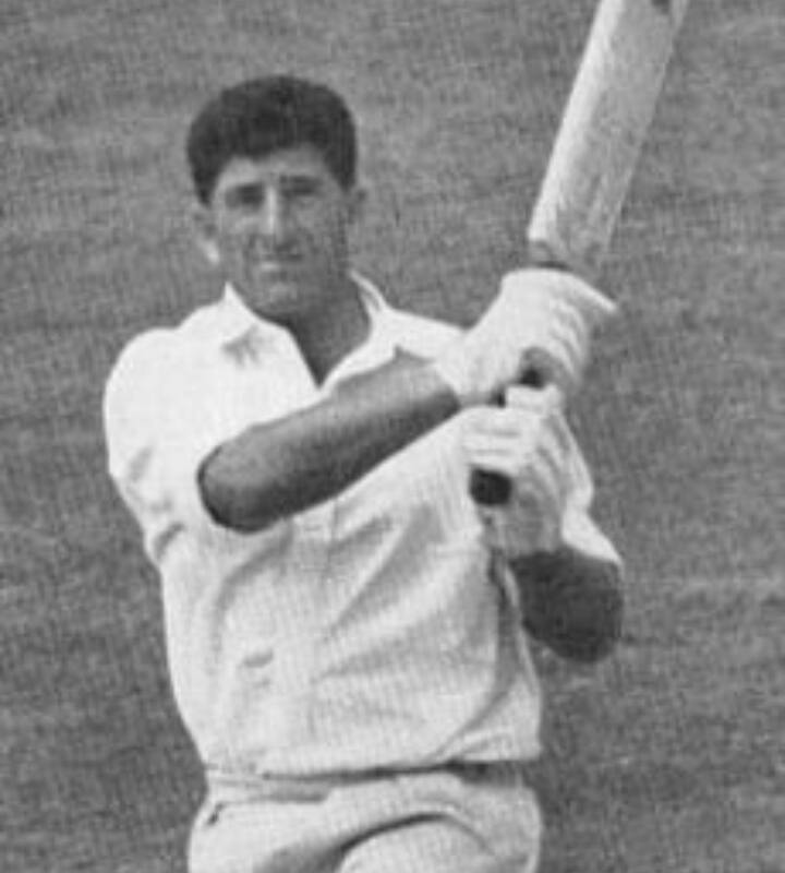 इंग्लैंड के केन बैरिंगटन (Kenneth Frank Barrington) तीसरे नंबर पर हैं. उन्होंने 82 टेस्ट मैचों में 55.67 की औसत से 6806 रन बनाए हैं.