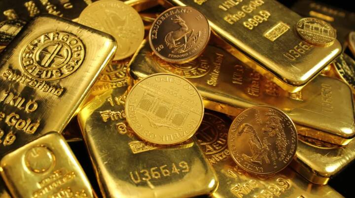 डॉलर निर्देशांकातली घसरण,महागाईतील घट, आर्थिक आणि भूराजकीय तणावात घट, किरण इजराइल मधील तणाव कमी होणे अशी अनेक कारणे या सोन्याच्या घसरणे मागे सांगितली जात आहेत .