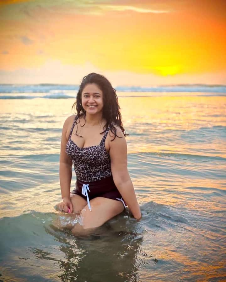 पूनम ने सोशल मीडिया पर अपनी लेटेस्ट तस्वीरें शेयर की हैं। इन तस्वीरों को देख फैन्स दीवाने हो रहे हैं।