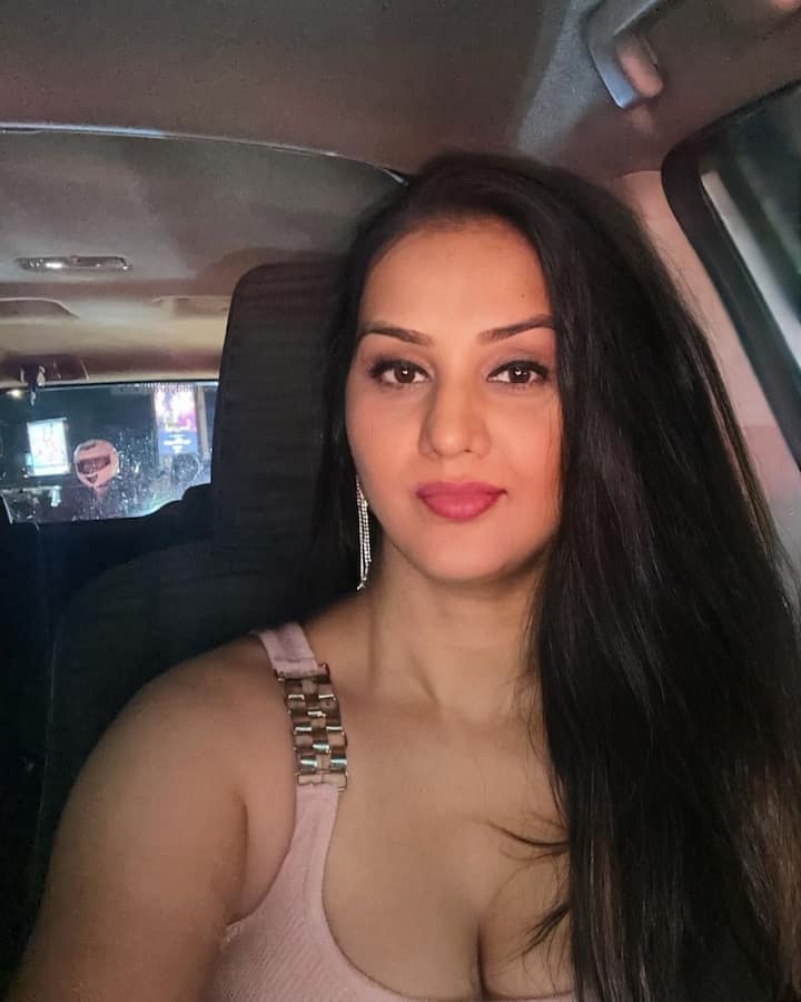 Apoorva Korlipara Photos: 'అల్లరి' నరేష్ హీరోగా పరిచయమైన 'అల్లరి'తో పాటు 'కెవ్వు కేక', 'గుంటూరు టాకీస్', 'అమ్మా నాన్న ఊరెళితే' వంటి సినిమాలు చేసిన నటి అపూర్వ. ఈ మధ్య సినిమాల్లో తక్కువగా కనబడుతున్నారు. అయితే సోషల్ మీడియాలో ఆవిడ యాక్టివ్ గా ఉన్నారు. (Image Courtesy: apoorvaactress / facebook)