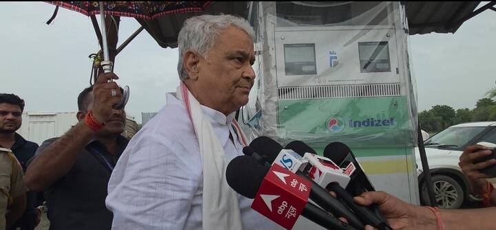 डॉ किरोड़ीलाल मीणा ने मीडिया को दिए बयान में कहा कि फैक्ट्री से जुड़ा एक व्यक्ति अकेले 307 करोड़ रुपये का घोटाला कर चुका है, और ऐसे करीब 12 और संस्थान इस पूरे नेटवर्क में शामिल हो सकते हैं. उन्होंने यह भी कहा कि यह केवल एक फैक्ट्री का मामला नहीं, बल्कि पूरे राज्य में चल रहे बड़े रैकेट की एक कड़ी हो सकती है.