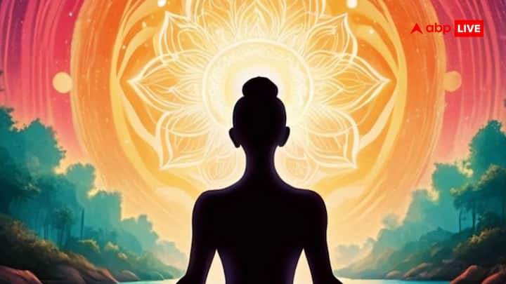 परमहंस योगानंद अपनी किताब में लिखते हैं कि, प्रतिदिन सुबह और रात को शांति या गहरे ध्यान में जाने की कोशिश करें. क्योंकि ध्यान ही सत्य और गलत विचारों के बीच सोचने समझने की शक्ति प्रदान करता है.