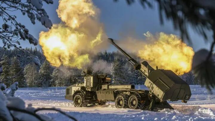 स्वीडन की आर्चर FH77BW तोप तेज तैनाती और उच्च गतिशीलता के लिए प्रसिद्ध है. पहिएदार प्लेटफॉर्म और ऑटो लोडिंग तकनीक इसे अलग बनाते हैं. इसका कैलिबर 155 मिमी है. रेंज लगभग 50 किमी है. यह सिस्टम समुद्र और जमीन पर स्थिर और मूविंग टारगेट्स पर सटीक प्रहार कर सकता है, जिससे यह मल्टी-रोल ऑपरेशन के लिए आदर्श है.