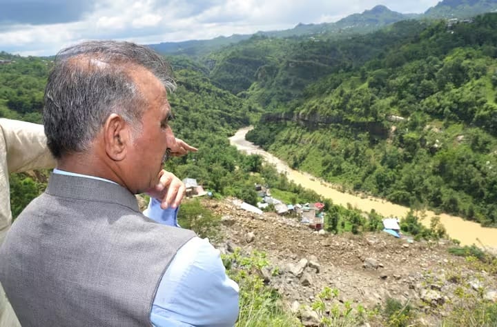 मुख्यमंत्री और नेता प्रतिपक्ष ने आज मंडी का दौरा किया। मंडी के थुनाग उपमंडल में सड़कों की दयनीय स्थिति को देखते हुए जिला प्रशासन ने राहत सामग्री पहुंचाने के लिए रक्षा मंत्रालय और भारतीय वायुसेना से हवाई सहायता मांगी थी।