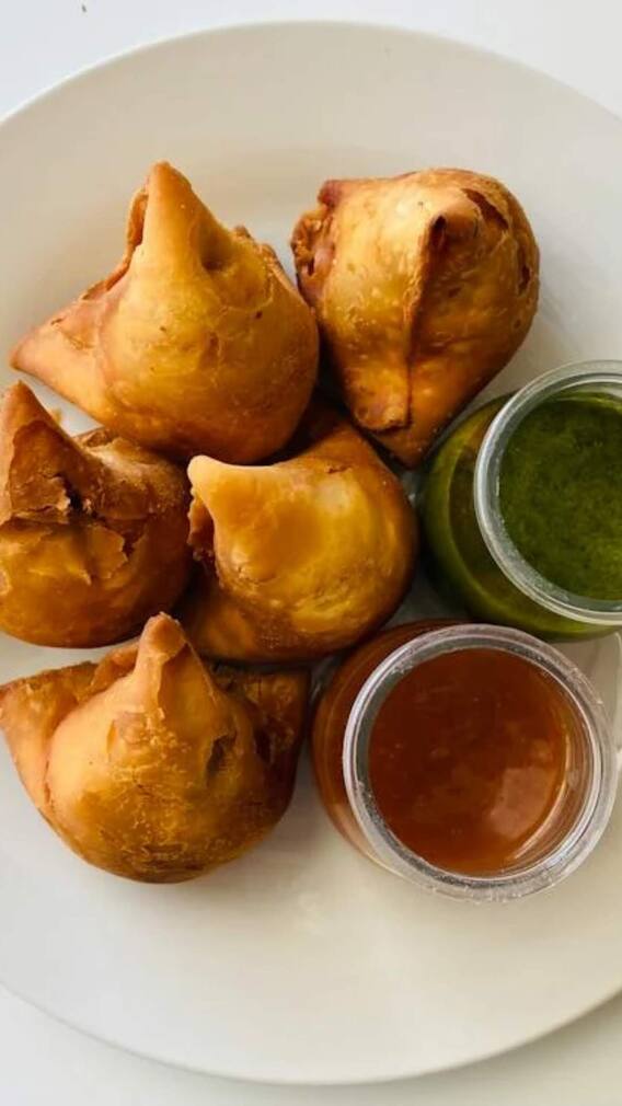 दिल्ली में मानसून के मौसम में चाय और प्याज समोसा का लें मजा