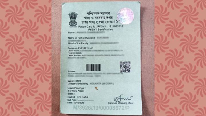 अगर आपके राशन कार्ड में परिवाक के किसी सदस्य के नाम की स्पेलिंग गलत दर्ज हो गई है. तो फिर इसे भी आप ऑनलाइन ही सही करवा सकते हैं. इसके लिए आपको 'Edit Member Details' के ऑप्शन पर जाकर सही जानकारी दर्ज करनी होगी और संबधित डाॅक्यूमेंट अपलोड करना होगा.