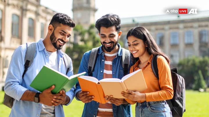 डॉ. राम मनोहर लोहिया अवध यूनिवर्सिटी, अयोध्या में BA, BSc, BCom जैसे कोर्स में एडमिशन प्रक्रिया सरल होती है. यहां फीस भी कम है और कट-ऑफ भी तुलनात्मक रूप से नीचे रहता है.