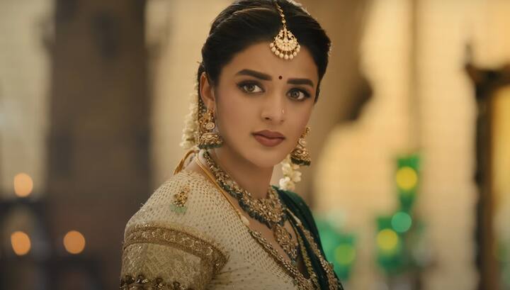 'హరిహర వీరమల్లు' సినిమాలో పంచమి పాత్రలో నిధి అగర్వాల్ నటించారు. ఆవిడ చాలా అందంగా కనిపించారు. (Image Courtesy: @MegaSuryaProductions / YouTube)