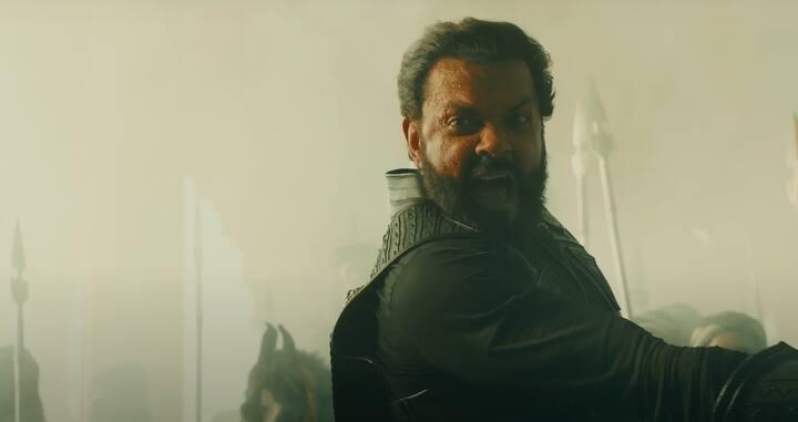 ట్రైలర్ చూస్తుంటే ఔరంగ జేబుగా నటించిన బాబీ డియోల్, వీరమల్లుగా నటించిన పవన్ కళ్యాణ్ మధ్య వార్ సీన్స్ ఉన్నాయని అర్థమవుతుంది. (Image Courtesy: @MegaSuryaProductions / YouTube)