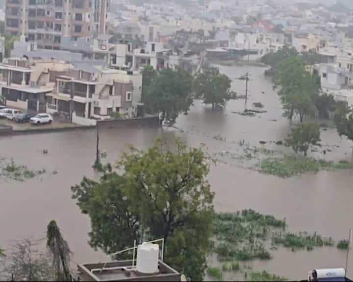 July Rain Forecast: દેશભરમાં 106% થી વધુ વરસાદની સંભાવના વચ્ચે, ગુજરાતના મોટાભાગના વિસ્તારોમાં પણ જુલાઈ મહિનામાં સામાન્ય કરતાં વધુ વરસાદ પડવાના સંકેતો છે. આ આગાહી રાજ્યના જળાશયો અને ખરીફ પાક માટે અત્યંત ફાયદાકારક સાબિત થઈ શકે છે.