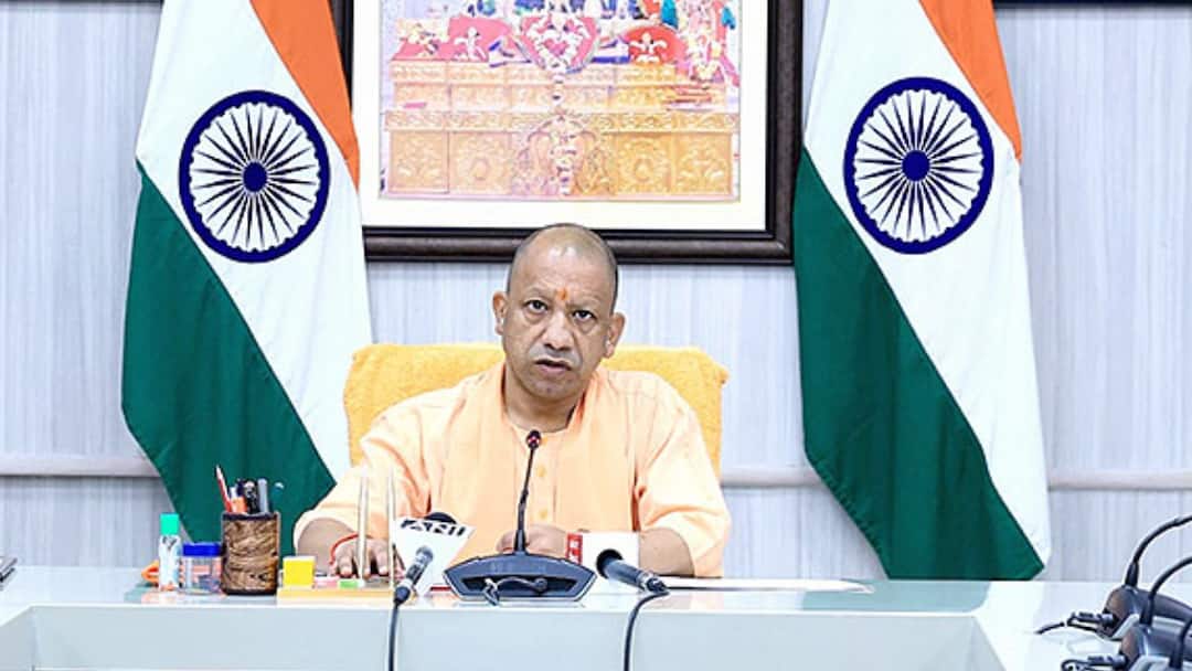 UP में शिक्षकों के लिए TET की अनिवार्यता के खिलाफ सुप्रीम कोर्ट जाएगी सरकार? जानें क्यों शुरू हुई चर्चा BJP MLC Devendra Pratap Singh met CM Yogi Adityanath regarding Supreme Court TET Decision on Teacher UP में शिक्षकों के लिए TET की अनिवार्यता के खिलाफ सुप्रीम कोर्ट जाएगी सरकार? जानें क्यों शुरू हुई चर्चा