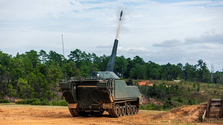 जर्मनी का Donar Artillery Gun Module एक हल्की और एयरपोर्टेबल हॉवित्जर है, जिसे PzH 2000 की तकनीक पर बनाया गया है. इसका कैलिबर 155 मिमी है. रेंज लगभग 30–40 किमी है. ये ऑटोमेटेड, लो-क्रू ऑपरेशन के लिए डिजाइन किया गया है.