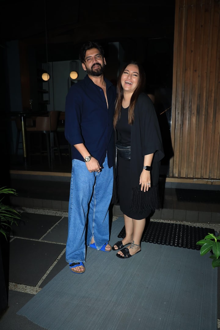 फोटोज में सोनाक्षी का वजन काफी बढ़ा हुआ लग रहा है. जिसे लेकर फिर कमेंट होना शुरू हो गए हैं. कई लोगों को लग रहा है कि सोनाक्षी प्रेग्नेंट हैं.