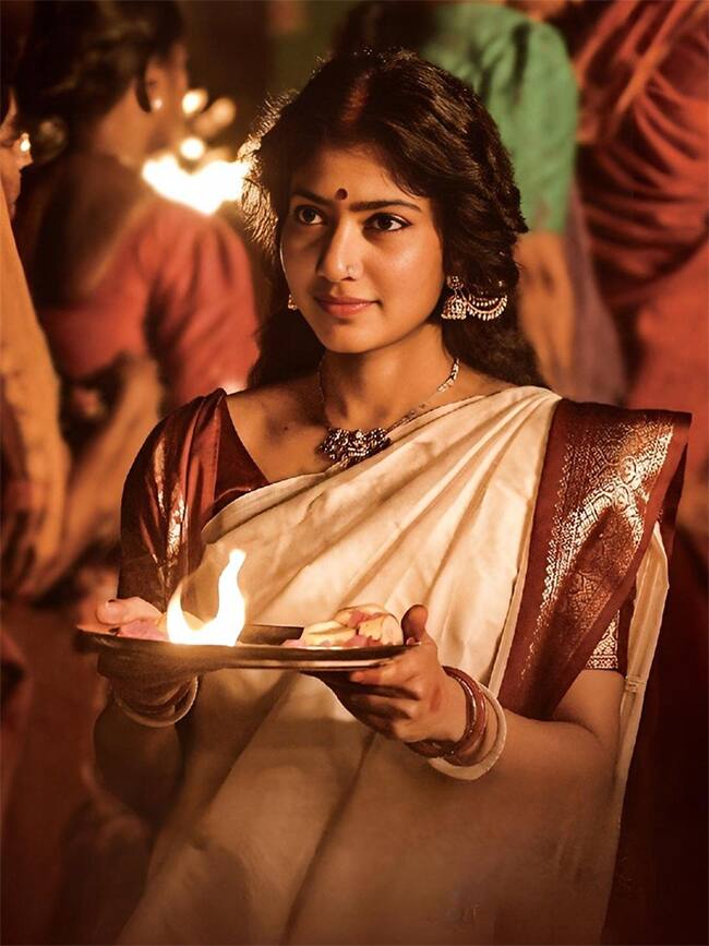 रामायण में साउथ की टॉप एक्ट्रेस में से एक मानी जाने वाली साई पल्लवी मां सीता का किरदार निभाते हुए दिखाई देंगी.