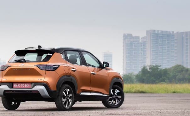 ਇੰਨਾ ਹੀ ਨਹੀਂ, ਕੁਝ ਡੀਲਰਾਂ ਕੋਲ ਅਜੇ ਵੀ ਪੁਰਾਣਾ ਸਟਾਕ ਬਚਿਆ ਹੈ। ਇਸ ਮਹੀਨੇ ਨਿਸਾਨ ਆਪਣੀ ਸਭ ਤੋਂ ਸਸਤੀ ਕੰਪੈਕਟ SUV, ਮੈਗਨਾਈਟ 'ਤੇ ਬਹੁਤ ਵਧੀਆ ਛੋਟ ਦੇ ਰਹੀ ਹੈ। ਤੁਸੀਂ ਇਸ ਕਾਰ 'ਤੇ 86 ਹਜ਼ਾਰ ਰੁਪਏ ਤੱਕ ਦੀ ਬਚਤ ਕਰ ਸਕਦੇ ਹੋ। ਆਓ ਜਾਣਦੇ ਹਾਂ ਇਸ ਆਫਰ ਬਾਰੇ...