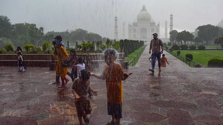 UP Weather: यूपी में बारिश का सिलसिला जारी, आज इन जिलों में चेतावनी, आपके शहर में कैसा रहेगा मौसम? UP Weather Update IMD Alert for Thunderstorm rain Forecast 3 july Lucknow Agra Moradabad ka mausam UP Weather: यूपी में बारिश का सिलसिला जारी, आज इन जिलों में चेतावनी, आपके शहर में कैसा रहेगा मौसम?