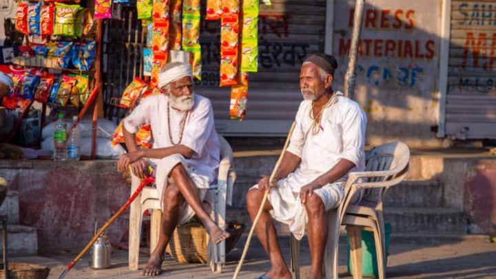 फिजी में हिंदुओं की आबादी 27 फीसदी के आसपास हैं, लेकिन संख्या में गिरावट देखी जा रही है. सूरीनाम, त्रिनिदाद और टोबैगो में भारतीय मूल की बड़ी आबादी, जो औपनिवेशिक काल के मजदूरों की संतानें हैं.