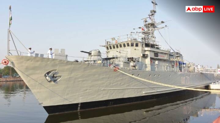 गुरुवार (3 जुलाई, 2025) को रक्षा मंत्री राजनाथ सिंह की अध्यक्षता वाली रक्षा खरीद परिषद (DAC) ने मूर्ड-माइन्स सहित नौसेना के लिए माइन काउंटर मेजर वेसल और अंडरवाटर यूएवी की खरीद को मंजूरी दी है. मूर्ड माइन्स को समंदर की तलहटी में एक चेन के जरिए बांध दिया जाता है. जैसे ही दुश्मन का कोई जंगी जहाज, पनडुब्बी या फिर अंडरवाटर यूएवी इनके करीब आने की कोशिश करते हैं या फिर इनके ऊपर से गुजरते है, बारूदी सुरंग की तरह ये फट जाती है और दुश्मन को बड़ा नुकसान हो जाता है.