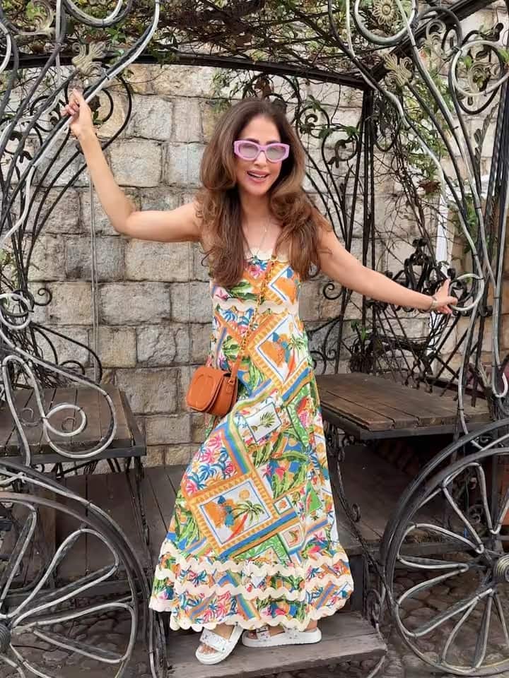 एक फैन ने लिखा- उफ़...ये कातिलाना अंदाज़। दूसरे ने लिखा- भगवान की कितनी खूबसूरत रचना है!!! आप कमाल हैं। एक ने लिखा- 90 के दशक से हम लोगों का पहला प्यार। एक और ने लिखा- OMG.... क्या हो रहा है उर्मिला जी, उम्र के साथ आप और भी खूबसूरत हो गई हैं।