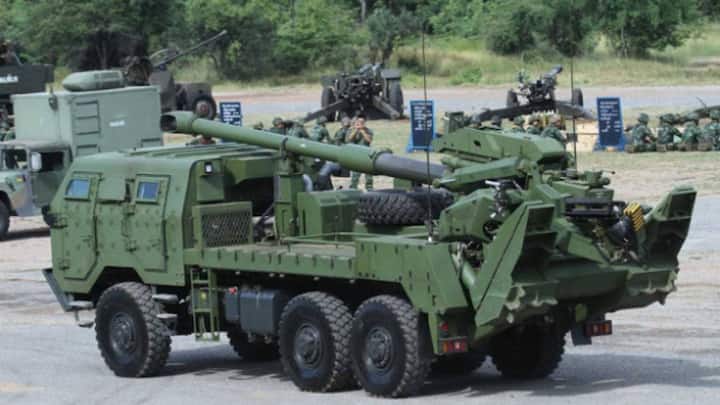Autonomous Truck Mounted Howitzer System (ATMOS) आधुनिक, मोबाइल और डिजिटल तकनीक से लैस है. ये इजरायल के सबसे खतरनाक हथियारों में से एक है. इसका कैलिबर 155 मिमी है. फायर रेट 5 राउंड/मिनट. इसका निर्माण  Elbit Systems करता है. यह सिस्टम उन सेनाओं के लिए उपयुक्त है जो तेजी से तैनाती और सटीक फायरिंग चाहती हैं.