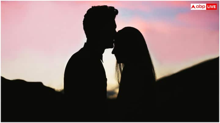 इंसान की जिंदगी में शारीरिक संबंध बेहद अहमियत रखते हैं. इनसे व्यक्तिगत रिश्ता मजबूत होता है, लेकिन सवाल यह उठता है कि क्या शारीरिक संबंध बनाने से मेंटल हेल्थ बेहतर होती है?