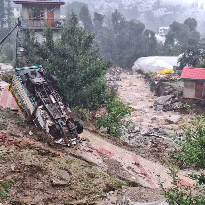 प्रदेश में 918 ट्रांसफार्मर खराब हुए हैं। यहां भी मंडी जिले में सबसे ज्यादा 489 ट्रांसफार्मर खराब हुए हैं, जबकि हमीरपुर में 333 और कुल्लू में 65 ट्रांसफार्मर खराब हुए हैं।