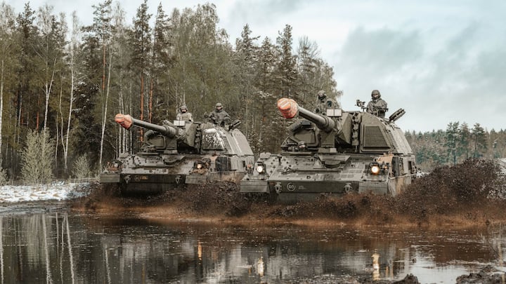 Panzerhaubitze 2000, जर्मनी ने विकसित की है. ये सबसे शक्तिशाली हॉवित्जर है, जो लंबी दूरी तक एक साथ कई गोले दागने की क्षमता रखती है. इसका कैलिबर 155 मिमी / L52 है. इसकी रेंज 56 किमी और फायर रेट : 8–10 राउंड/मिनट है. यह सिस्टम नेविगेशन और कंप्यूटर आधारित फायर कंट्रोल सिस्टम से लैस है, जिससे यह हर मौसम और परिस्थिति में सटीक फायरिंग कर सकती है.