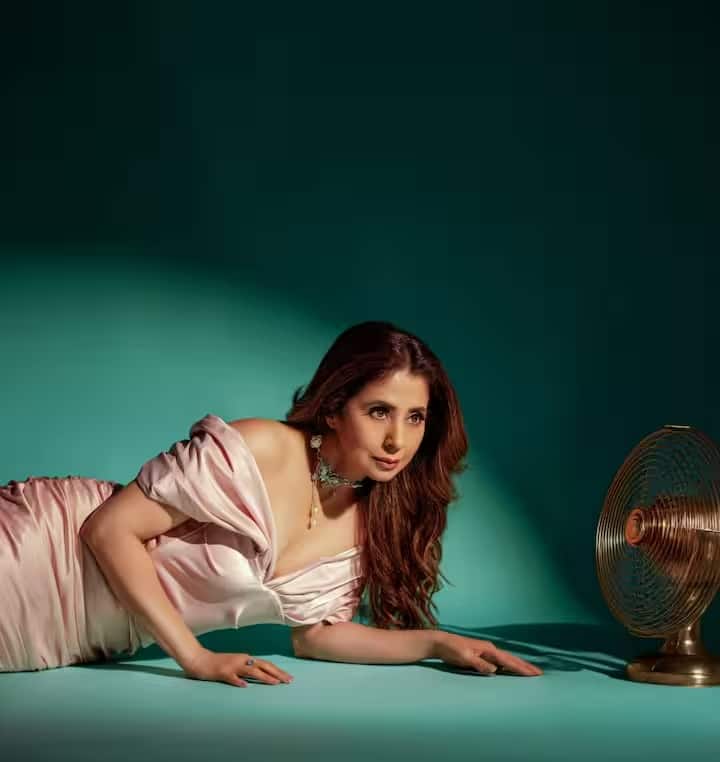 उन्होंने पीच कलर की सैटिन ड्रेस पहनी हुई है। इस डीप नेक ड्रेस के साथ उन्होंने नेकपीस पहना हुआ है।