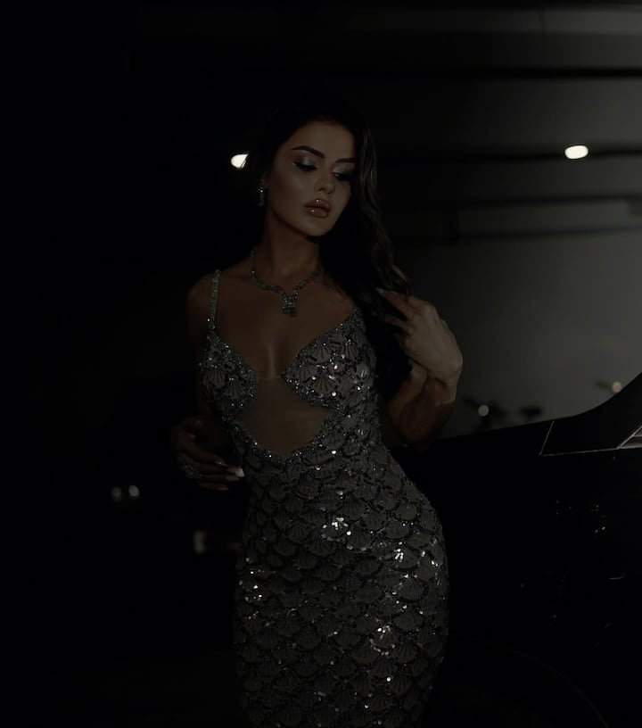Whether it's an awards night or a fashion-forward photoshoot, this look belongs on every best-dressed list. (Instagram/@priyankachaharchoudhary)