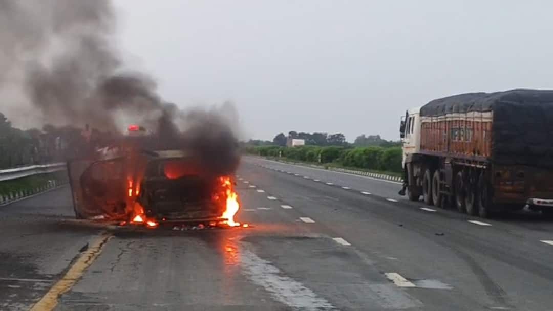 UP Agra Lucknow Expressway moving car caught fire ann आगरा लखनऊ एक्सप्रेसवे पर चलती कार में लगी आग, कार सवारों ने कूद कर बचाई जान