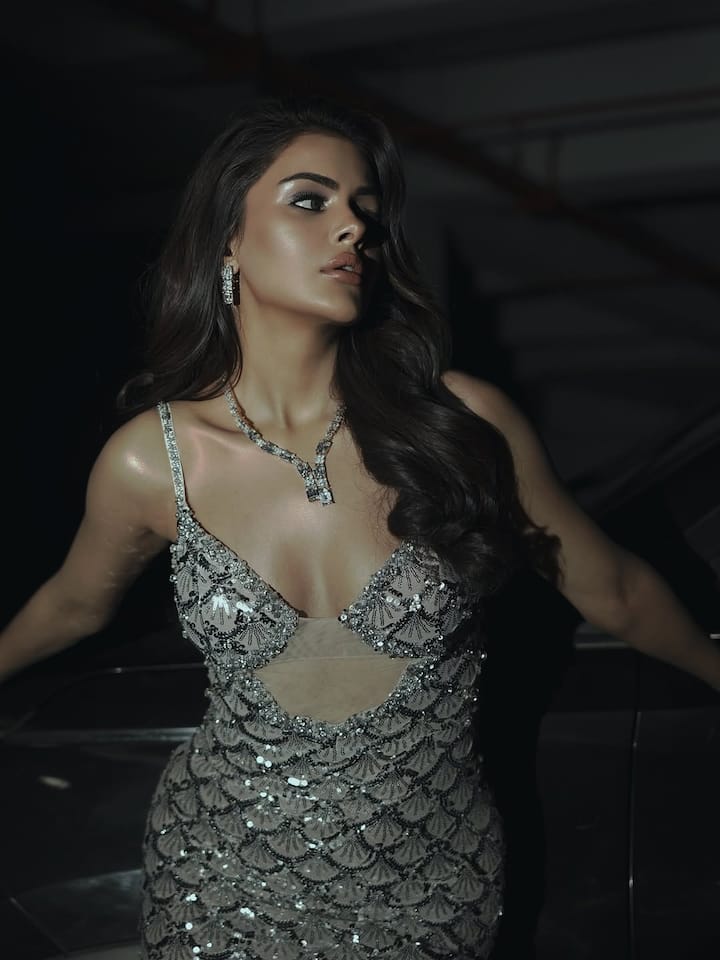 The voluminous locks add a classic Old Hollywood vibe to the modern glamour of her gown.