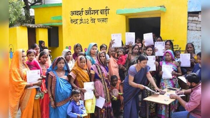 छत्तीसगढ़ सरकार की योजना के जरिए प्रदेश की लाखों महिलाएं लाभ ले चुकी हैं. हाल ही में सरकार की ओर से महतारी वंदन योजना की 17वीं किस्त जारी कर दी गई है. जुलाई के महीने की किस्त के पैसे तकरीबन 69 लाख महिलाओं के खाते में गए हैं .