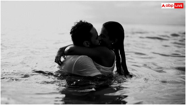 शारीरिक संबंधों का मेंटल हेल्थ पर असर सहमति और पार्टनर के बीच इमोशनल कनेक्शन पर काफी ज्यादा निर्भर करता है. जामा साइकियाट्री में 2024 के दौरान पब्लिश एक स्टडी के अनुसार, असहमति या दबाव में बनाए गए शारीरिक संबंध से मेंटल हेल्थ पर नेगेटिव इम्पैक्ट पड़ सकता है. इससे पोस्ट-ट्रॉमैटिक स्ट्रेस डिसऑर्डर (PTSD), चिंता और आत्मसम्मान में कमी जैसी दिक्कतें भी हो सकती हैं.