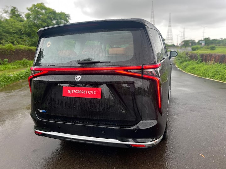 বৈশিষ্ট্যের দিক থেকে M9-এ রয়েছে V2L এবং V2V, লেভেল 2 অ্যাডা, 7টি এয়ারব্যাগ, 360 ডিগ্রি ক্যামেরা, অল-রাউন্ড ডিস্ক ব্রেক, LED লাইটিং, ওয়্যারলেস সংযোগ সহ একটি 12.3 ইঞ্চি টাচস্ক্রিন, JBL অডিও সিস্টেম, হিটিং/ভেন্টিলেশন এবং ম্যাসাজ সহ সামনের বৈদ্যুতিক আসন, একটি সিঙ্গল প্যান সানরুফ ছাড়াও একটি ডিজিটাল IRVM ও একটি এয়ার ফিল্টার।