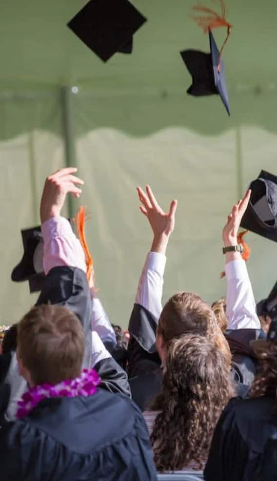 भारतीय छात्रों के मुकाबले कितनी ज्यादा फीस देते हैं विदेशी छात्र?