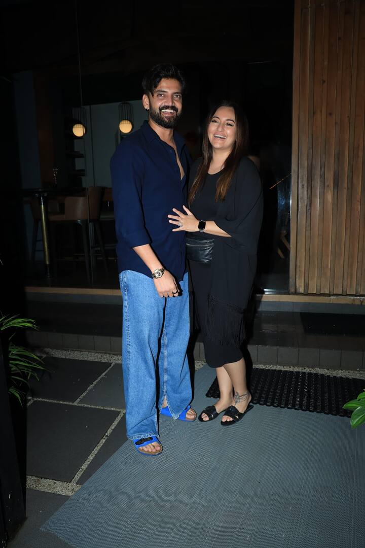 सोनाक्षी और जहीर आए दिन डिनर पर भी जाते रहते हैं. बुधवार को भी दोनों स्पॉट हुए. दोनों ने पैपराजी के लिए पोज भी दिए.