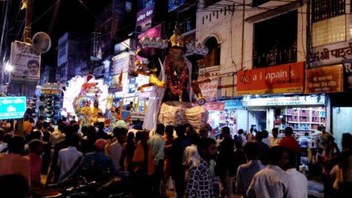 भारत को हिंदू धर्म का जन्मस्थान माना जाता है और यह दुनिया के 95 फीसदी से अधिक हिंदुओं का घर है. पीयू रिसर्च सेंटर की रिपोर्ट के मुताबिक साल 2020 तक भारत की कुल जनसंख्या का लगभग 79 फीसदी हिंदू था, जबकि नेपाल में यह संख्या 81 फीसदी थी, जो इसे दुनिया के दो ऐसे देशों में शामिल करता है, जहां हिंदू बहुसंख्यक धर्म है.