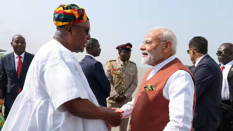 Modi in Ghana: கானாவில் 21 குண்டுகள் முழங்க மோடிக்கு வரவேற்பு; ‘ஹரே கிருஷ்ணா‘ பாடல் பாடி வரவேற்ற இந்தியர்கள்
