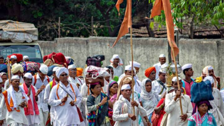 भारत, नेपाल, पाकिस्तान और बांग्लादेश में हिंदुओं का कुल अनुपात थोड़ा घटा है. यह मुख्य रूप से जनसंख्या वृद्धि की असमान दरों और आंतरिक पलायन के कारण है. वहीं ओमान जैसे खाड़ी देशों में प्रवासी भारतीयों की आमद से हिंदुओं का अनुपात थोड़ा बढ़ा है.