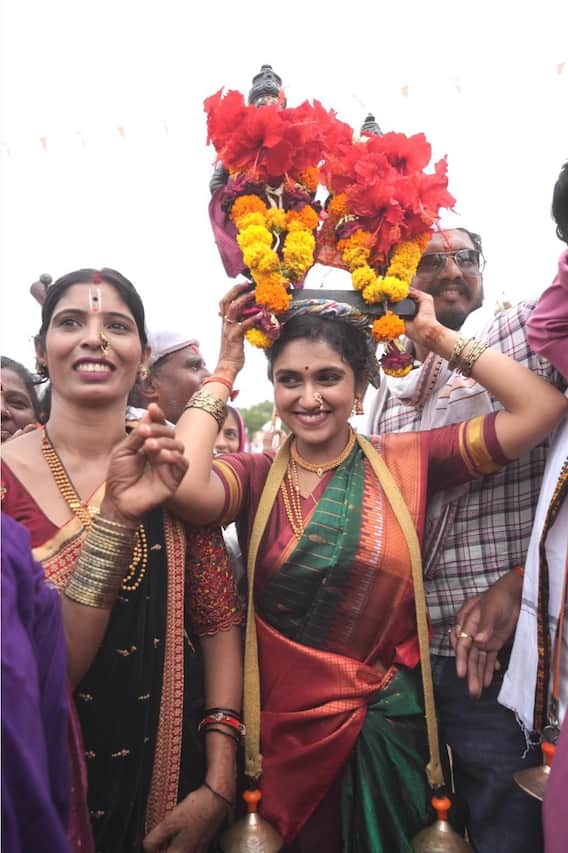अभिनेत्री रिंकू राजगुरू वारकऱ्यांसोबत आषाढी वारीत