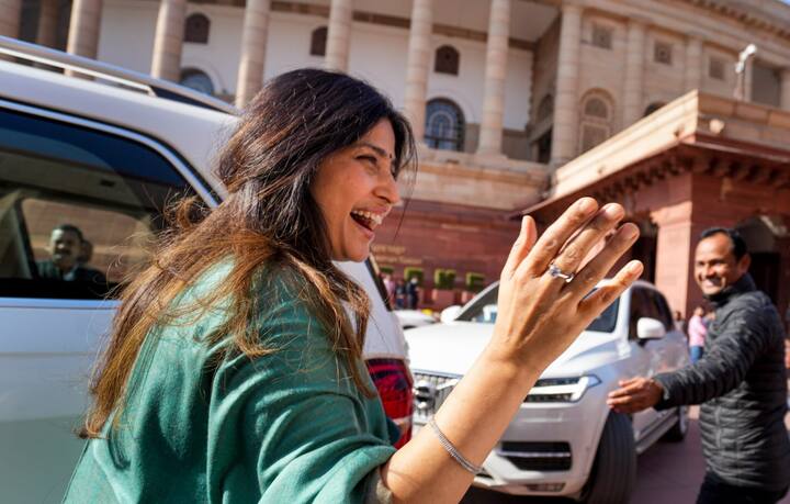 डिंपल यादव की राजनीतिक पारी की शुरुआत 2009 के उपचुनाव से हुई थी. उन्होंने समाजवादी पार्टी के टिकट पर फिरोजाबाद लोकसभा सीट से चुनाव लड़ा था. इस सीट पर उनका मुकाबला कांग्रेस नेता राज बब्बर से हुआ और उन्हें हार का सामना करना पड़ा. हालांकि, उन्होंने हार को अपने ऊपर हावी नहीं होने दिया और राजनीति में डटी रहीं.