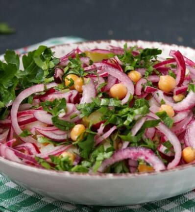 ਕੱਚਾ ਪਿਆਜ਼ ਸਰੀਰ ਵਿੱਚ ਹਾਰਮੋਨ ਦਾ ਸੰਤੁਲਨ ਬਣਾਈ ਰੱਖਣ ਵਿੱਚ ਮਦਦ ਕਰਦਾ ਹੈ। ਇਹ ਤਣਾਅ ਘਟਾਉਣ ਵਿੱਚ ਫਾਇਦੇਮੰਦ ਹੈ ਅਤੇ ਮਰਦਾਂ ਨੂੰ ਮਾਨਸਿਕ ਦਬਾਅ ਤੇ ਜਿਨਸੀ ਸਮੱਸਿਆਵਾਂ ਤੋਂ ਰਾਹਤ ਮਿਲ ਸਕਦੀ ਹੈ। ਇਹ ਸਰੀਰ ਅਤੇ ਮਨ ਨੂੰ ਤੰਦਰੁਸਤ ਬਣਾਈ ਰੱਖਣ ਵਿੱਚ ਸਹਾਇਕ ਹੈ।