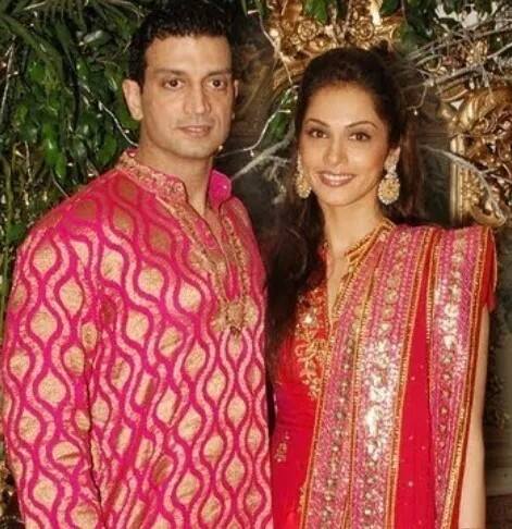 ईशा कोप्पिकर और टिम्मी नारंग का 2023 में तलाक हुआ था. लेकिन, अपनी बेटी रियान की वजह से दोनों अक्सर साथ दिखते हैं और दोनों मिलकर बेटी की को-पेरेंटिंग कर रहे हैं.