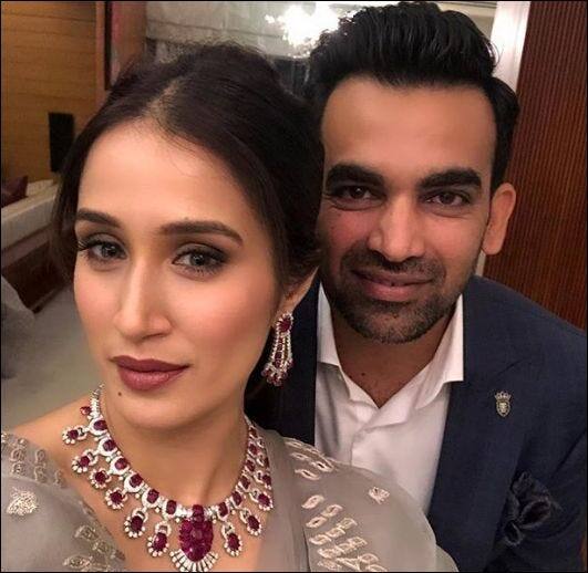 जहीर खान ने सागरिका घाटगे संग शादी की है. एक्ट्रेस की नेटवर्थ रिपोर्ट के अनुसार 23 से 25 करोड़ रुपए के बीच है.