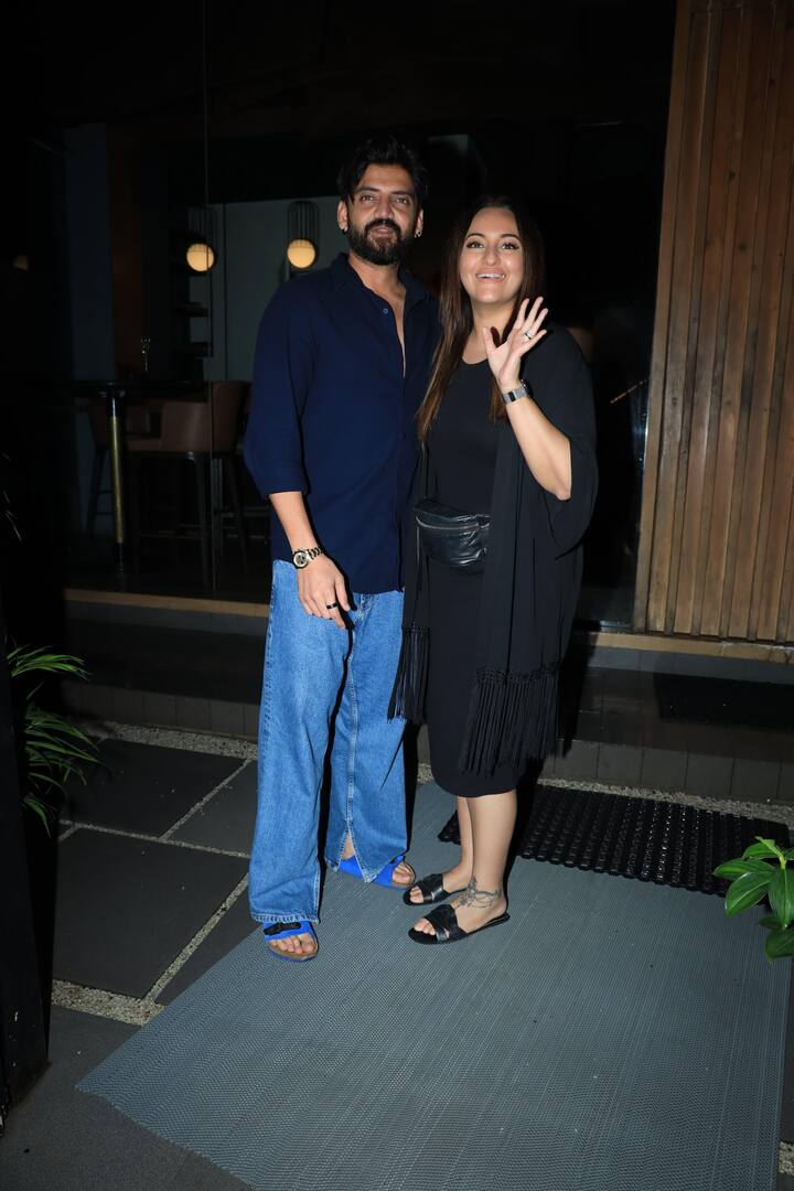 सोनाक्षी और जहीर के फोटोज खूब वायरल हो रहे हैं. वहीं कुछ लोग इन्हें बॉलीवुड की बेस्ट जोड़ी बता रहे हैं.