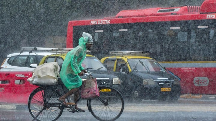 উত্তরবঙ্গে আজ বৃহস্পতিবার দার্জিলিং, কালিম্পং, জলপাইগুড়ি, আলিপুরদুয়ার, কোচবিহার ওপরের পাঁচ জেলাতেই বিক্ষিপ্তভাবে ভারী বৃষ্টি হবে। বৃষ্টির পরিমাণ বেশি হতে পারে আলিপুরদুয়ার জেলাতে। বাকি সব জেলাতেই বজ্রবিদ্যুৎ সহ দু-এক পশলা বৃষ্টির পূর্বাভাস। 