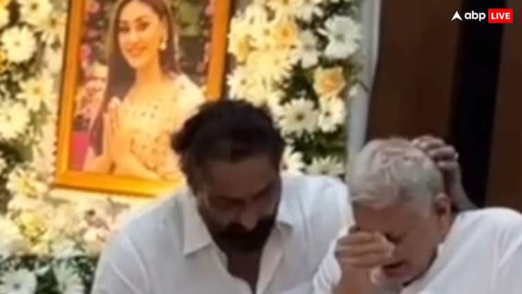 Shefali Jariwala Prayer Meet: शेफाली जरीवाला की प्रेयर मीट में पिता का ऐसा हुआ हाल, पति पराग ने संभाला, दर्दभरा ये वीडियो देख नहीं पाएंगे आप